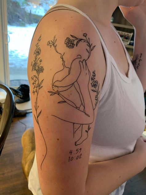 Outline of a mother holding her baby up and kissing baby’s lips. Baby’s birth stats underneath Motherhood Tattoos, Baby Tattoo Designs, Baby Tattoo, Mom Tattoo Designs, Mommy Tattoos, Mother Tattoos, Tatuaje A Color, Cute Tattoos For Women, Discreet Tattoos