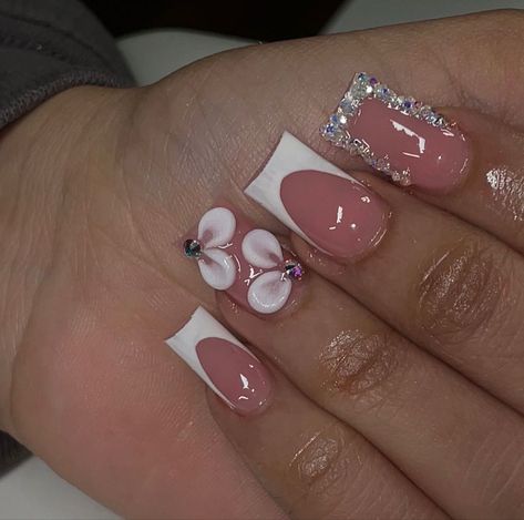 There's a new beauty trend taking over Instagram and it's absolutely stunning. Say hello to "quartz nails". Quartz Nails, Acrylic Toe Nails, Square Nail Designs, Short Square Nails, Girly Acrylic Nails, French Tip Acrylic Nails, Short Square Acrylic Nails, Short Acrylic, Unique Acrylic Nails