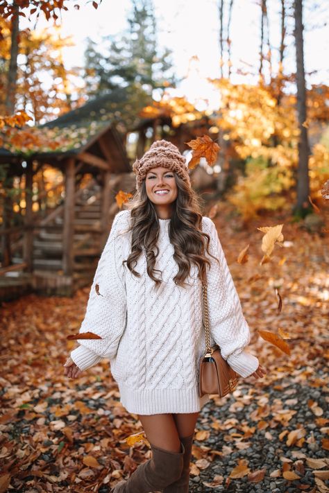 How cozy and cute is this sweater dress from H&M?!?! Cute Thanksgiving Outfits, Estilo Indie, Sweater Dress Outfit, Cable Knit Sweater Dress, Trendy Fall Outfits, Fall Photoshoot, Ținută Casual, Modieuze Outfits, Thanksgiving Outfit