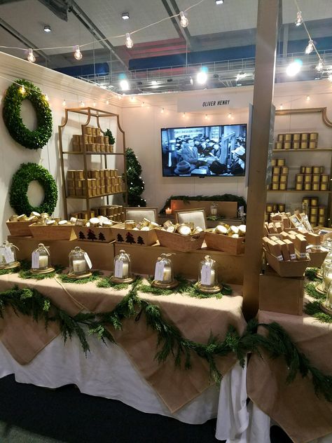 Candle Bar Display, Christmas Market Table Display, Candle Setup Ideas, Christmas Market Display, Candle Vendor Booth Ideas, Holiday Market Booth, Vender Booth Ideas, Candle Booth Display, Craft Market Stall Ideas