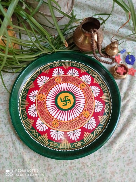 Mandala Art Pooja Thali, Pooja Thali Painting, Lippan Art Pooja Thali, Thali Painting Design, Pooja Plate Decoration, Pooja Thali Design, Thali Design, Rakhi Thali, Wooden Decoration Ideas