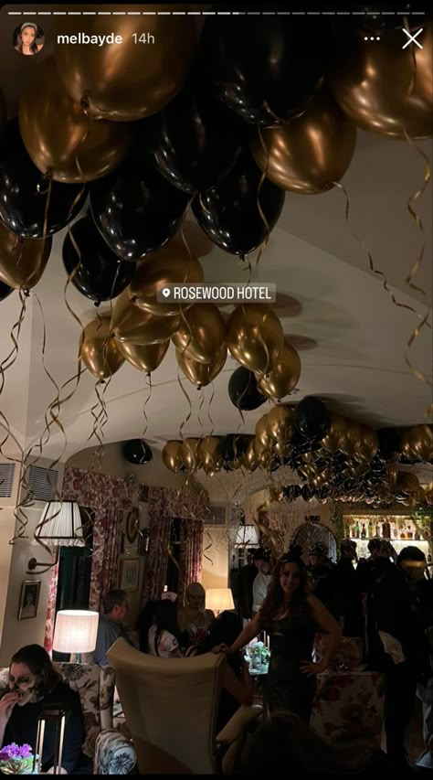 Gold Nye Party, Black Gold Party Decorations, Party Decorations Black And Gold, Gold And Black Balloons, New Years Eve Birthday Party, Gossip Girl Party, Cute Party Decorations, Nye Party Decorations, Party Decorations Black