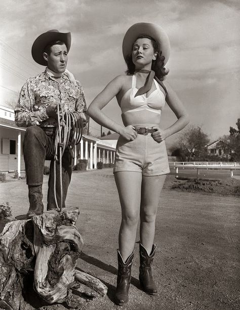 15 Amazing Vintage Photos of Truly Cowgirls ~ vintage everyday Mode Country, Foto Cowgirl, Cowgirl Boots Outfit, Vintage Western Wear, Cowboy Aesthetic, Cowgirl Look, Retro Pictures, Wilde Westen, Vintage Cowgirl