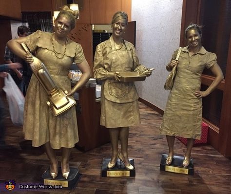 Valerie: My two friends and I dressed up as trophy wives for our work party, and it was such a hit! We spray painted the dresses gold and used Graftobian Metal... Trophy Costume Halloween, Trophy Wife Costume, Gold Costume Ideas, Tennis Halloween Costume, Trophy Costume, Tennis Halloween, Ship Outfits, Costumes For Groups, Family Costumes Diy