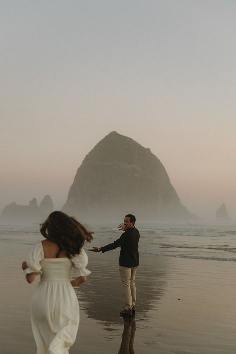 When you visit a specific location more than once, it can start to become familiar. After returning to the same spot, what if we instead started treasuring it even more? That’s my relationship with the Oregon Coast. As I revisit with a different couple I always value it in a newly found way. See how we captured this Cannon Beach sunset couples session in a brand new light! Cannon Beach Picture Ideas, Cannon Beach Oregon Photoshoot, Oregon Beach Photoshoot, Oregon Coast Engagement, Beach Cliff Photoshoot, Cannon Beach Couple Photos, Cannon Beach Photoshoot, Rainy Beach Couple Photoshoot, Engagement Photos Oregon