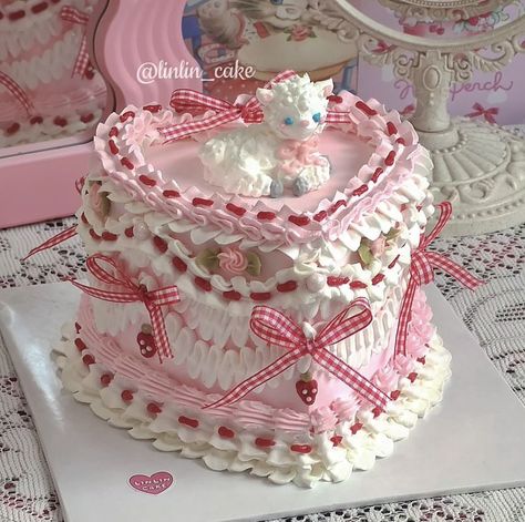 Bolo Vintage, Cat Beautiful, Mary Had A Little Lamb, Vintage Birthday Cakes, Vanilla Flavor, Cute Baking, Pretty Dessert, Hello Kitty Cake, Simple Birthday Cake