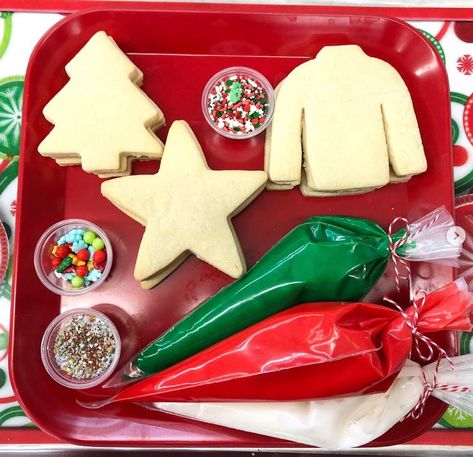 Cookie Decorating Set Up, Christmas Cookie Decorating Station, Holiday Cookie Decorating Party, Cookies Display Ideas, Christmas Cookie Decorating Party Ideas, Sugar Cookie Decorating Party, Fun Gift Exchange Games, Christmas Cookie Decorating Party, Diy Sugar Cookies