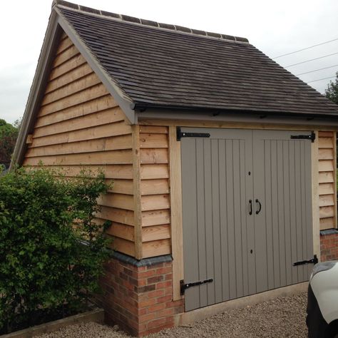 Garajes de madera www.pineca.es/garajes-de-madera/ Cottage Garage Ideas, Wooden Garage Ideas, Garden Garage Ideas, Oak Frame Garage, Oak Framed Garage, Garage Cladding Ideas, Brick Shed Ideas, Shed Cladding Ideas, Cladded Garage