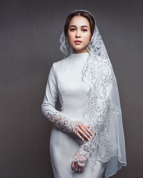 Veil nikah putih emma maembong Veil Nikah, Songket Wedding Dress, Reception Plan, Veil Designs, Nikah Makeup, Bridal Dresses 2022, Northern Wedding, Emma Maembong, Dress Nikah