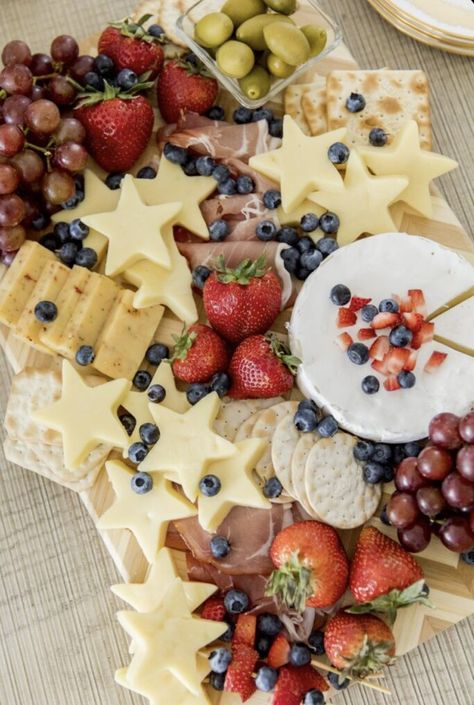 We are sharing a fun seasonal charcuterie and snack board idea perfect for the 4th of July! This will sure to be a hit for any party or happy hour! Star Shaped Party Food, Star Party Food Ideas, Star Shaped Appetizers, Eclipse Themed Charcuterie, Patriotic Cheese Board, Star Charcuterie Board Ideas, Star Shaped Food Ideas, July Fourth Food Ideas, Firework Themed Food