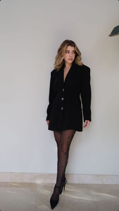 Blazer Dress Outfits Classy, 80s Woman Fashion, Black Blazer Dress, Chic Skirts, Effortlessly Chic Outfits, New Years Eve Dresses, Miranda Kerr, Butterfly Wallpaper, Classy Women