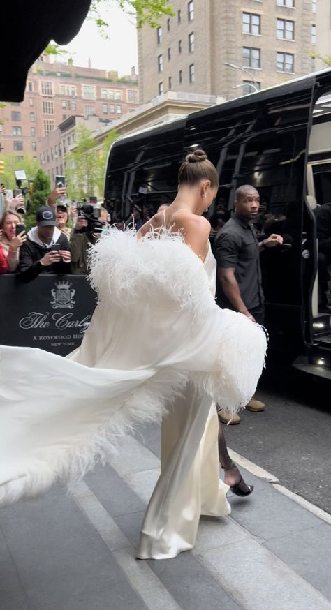 The Carlyle Hotel, Italy Wedding Dress, Mode Gossip Girl, Carlyle Hotel, Grammy Dresses, The Carlyle, Model Aesthetic, Nova York, Hailey Baldwin