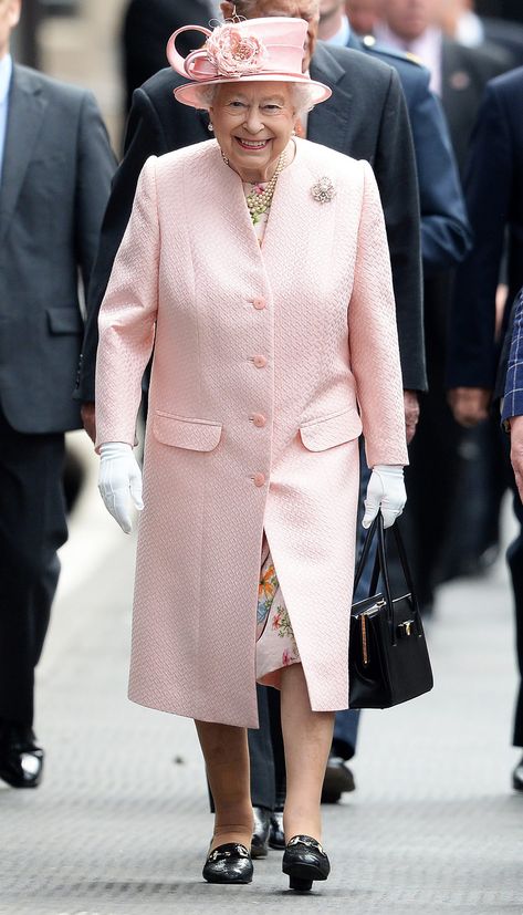 Coat Dresses, Rainbow Spectrum, Rainha Elizabeth Ii, Hm The Queen, Prinz Harry, Orange Midi Dress, Reine Elizabeth, Yellow Coat, Elisabeth Ii