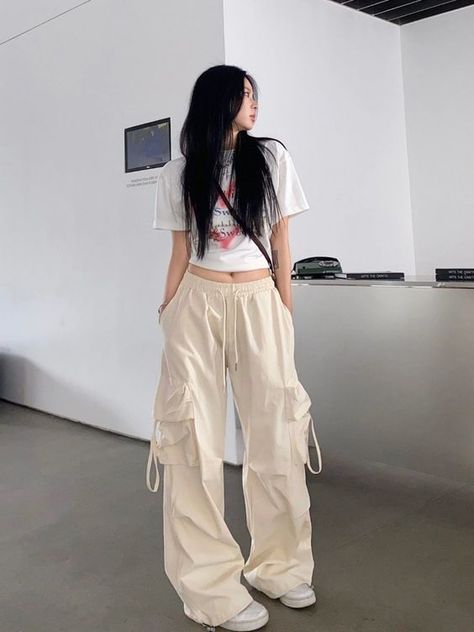 Pants find for little money. Made from high-quality costume fabric does not shine. Good style. Beige Baggy Cargo Pants Outfit, How To Style Parachute Cargo Pants, How To Style Beige Parachute Pants, Parachute Pants Outfit Korean, Beige Parachute Pants Outfit, Beige Cargo Pants Outfit, Cargo Outfits, Beige Trouser, Beige Cargo Pants