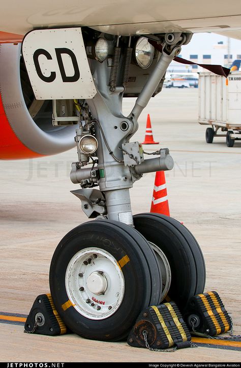 Nose landing gear. Airbus A319-112 VT-SCD 1668 Bangalore Bengaluru Int'l Airport - VOBL Aircraft Landing Gear, Mech Joints, Starwars Vehicle, Helicopter Plane, Boeing 787 Dreamliner, Airplane Wallpaper, Mechanical Parts, Gas Turbine, Boeing 787