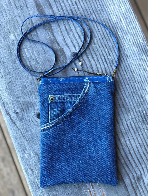 Jean Bags Ideas, Jeans Bag Tutorial, Repurpose Jeans, Old Jeans Diy, Denim Bags From Jeans, Återvinna Jeans, Repurposed Jeans, Pola Topi, Pochette Portable