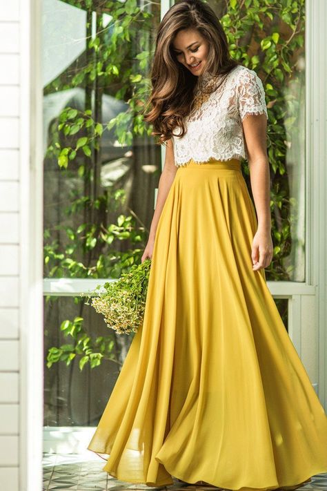 The best Shirts to Wear with Maxi Skirts all year long 2 Piece Lace Dress, Brokat Modern, Yellow Maxi Skirts, Sukienki Maksi, Áo Blu, Skirt Diy, Full Maxi Skirt, Prom Dresses Yellow, Yellow Maxi