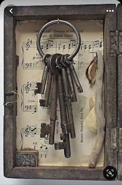 Cadre Photo Diy, Key Crafts, Old Key, Old Keys, Diy Picture Frames, Antique Keys, Creation Deco, Keys Art, Big Sis