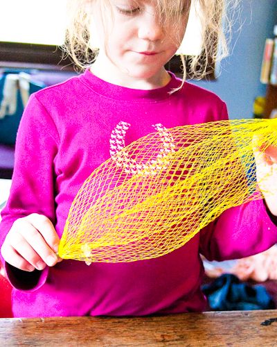 Onion Net Bag Diy, Onion Bag Diy, Diy Mesh Bag, Plastic Mesh Crafts, Plastic Cup Crafts, Mesh Produce Bags, Reuse Crafts, Reuse Recycle Repurpose, Upcycle Plastic