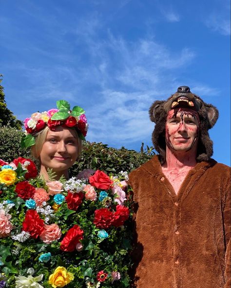 Midsommar Bear Costume, Midsommar Couple Costume, Queer Couples Costumes, Midsommar Costume, Mother Nature Costume Halloween, Iconic Halloween Costumes, Halloween Duos, Halloween Costumes 2022, Funny Couple Halloween Costumes