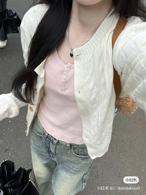 Cardigan Outfit Korean, Korean Aesthetic Outfits, White Cardigan Outfit, Chinese Douyin, Cardigan Outfit Aesthetic, Korean Fashion Aesthetic, Dress Over Jeans, Cardigan Jeans, Everyday Fashion Outfits