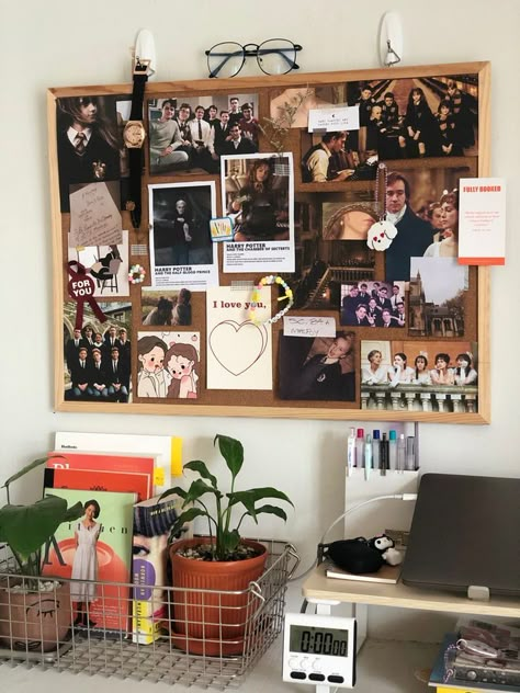 Room Bulletin Board Ideas Aesthetic, Mood Board Cork Board, Mood Board Bulletin Board, Corkboard Organization Ideas, Picture Wall Desk, Cork Board Desk, Desk Board Ideas, Uni Desk Ideas, Cork Board Ideas For Bedroom Aesthetic