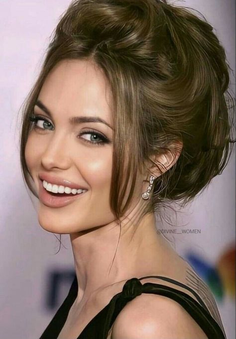 Angelina Jolie , Beautiful Celebrity Smiles, Natural Beauty Secrets, Angelina Jolie Photos, Celebrity Beauty, Healthy Teeth, Hollywood Celebrities, Maleficent, Angelina Jolie, Beautiful Smile