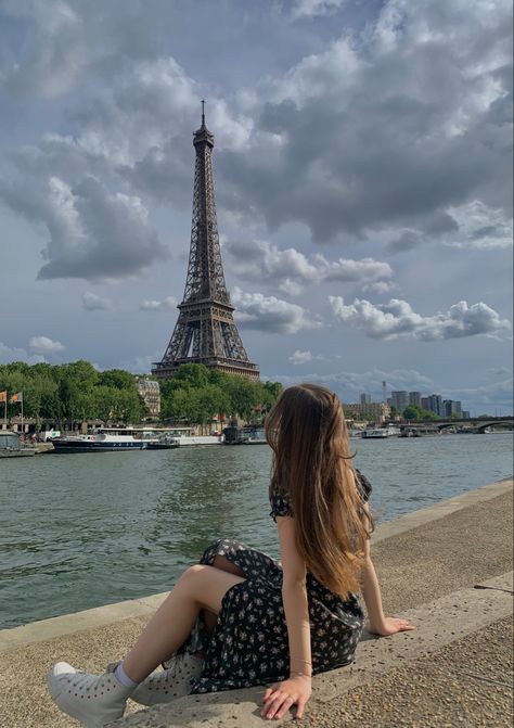 parisian style, eiffel tower, eiffel tower photo spots, paris, france, platform converse, made with love converse, hair inspo, travel hacks, travel inspo, casual outfit, outfit inspo, style inspiration, fashion Eiffel Tower Photo Spots, Effile Tower Poses, Poses With Eiffel Tower, Eiffel Tower Pose Ideas, Paris Reference Photo, Paris Effil Tower Pictures, Poses In Front Of Eiffel Tower, Effiel Tower Outfits, Eiffel Tower Poses Pictures