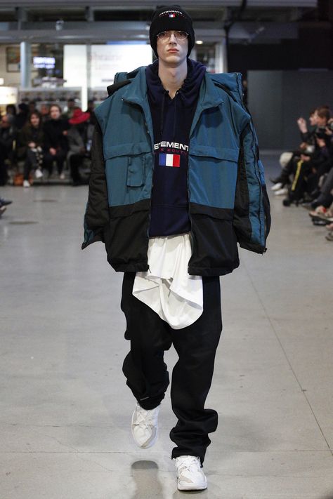 Vetements - Fall 2017 Ready-to-Wear Demna Gvasalia Vetements, Fashion Trending Moodboard, Mens Fasion, Best Mens Fashion, 2017 Fashion Trends, Mens Fashion Fall, Mens Winter Fashion, Mens Fall, Wearing Clothes