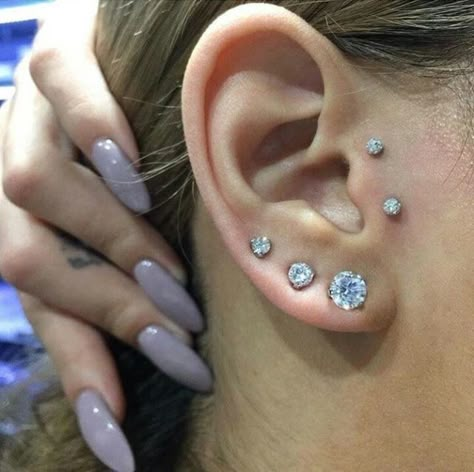 Different Piercings, Vintage Tattoos, Ear Piercings Chart, Multiple Ear Piercing, Piercings Ideas, Cool Ear Piercings, Pretty Ear Piercings, Face Piercings, Piercings For Girls