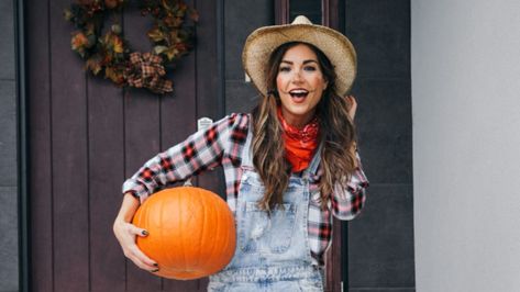 The Halloween season is the perfect time to have fun with makeup, and scarecrow makeup is a superb Halloween costume. Here’s how you can do it! Costumes With Overalls, Cute Scarecrow Costume, Farmer Halloween Costume, Scarecrow Costume Women, Scarecrow Outfits, Farmer Halloween, Farmer Costume, Diy Scarecrow Costume, Scarecrow Halloween Makeup