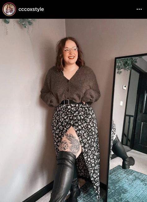 Over Knee Boots Plus Size, Fall Skirt Outfits With Boots Plus Size, Alternative Professional Outfits Plus Size, Plus Size Dark Outfits, Day Date Outfit Fall, High Boots Outfit Plus Size, Cold Easter Outfit, Plus Size Knee High Boots Outfits, Flattering Outfits For Plus Size