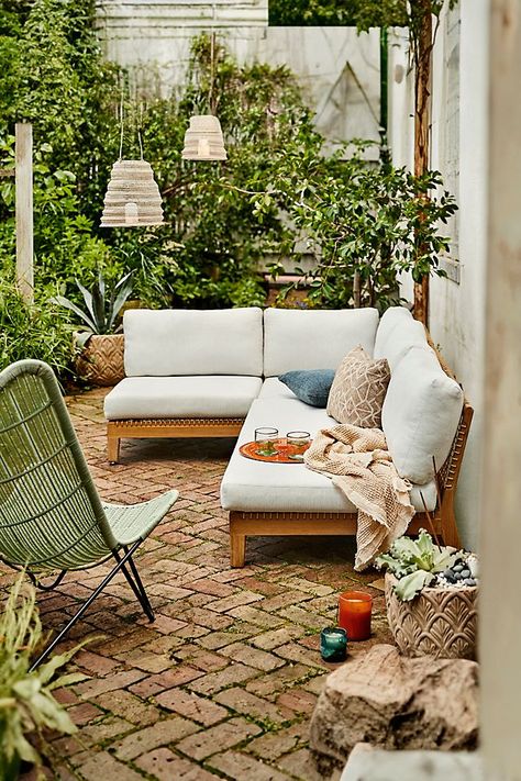 Outdoor Seating Ideas Lounge Areas, Spanish Outdoor Furniture, Scandinavian Outdoor Space, Lounge Outdoor Ideas, Garden Sofa Ideas, Outdoor Banquette Seating, Outdoor Sofa Ideas, Comfy Outdoor Seating, Deck Furniture Ideas