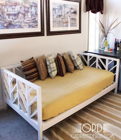 Free plans for building this "Stacy Daybed." Wish I knew enough (or anything at all!) about woodworking. I really want a daybed, and this would be perfect! Sofa Daybed, Diy Furniture Building, Diy Daybed, Diy Bed Frame, Bed Plans, Day Bed, Diy Sofa, Diy Furniture Couch, Diy Bed