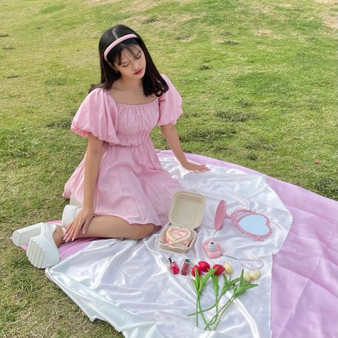 Pink Outfit Photoshoot Ideas, Picnic Aesthetic Photoshoot Birthday, Picnic Aesthetic Outfit Dress, Picnic Pink Outfit, Cute Dress For Picnic, Pink Checkered Dress Outfit, Pink Picnic Outfit Ideas, Pink Picnic Photoshoot, Bday Picnic Photoshoot