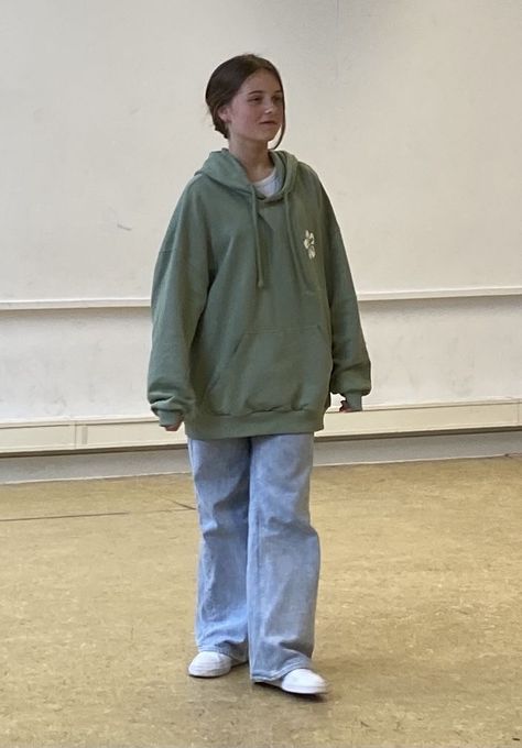 Ootd Hoodie Oversize, Oversized Clothes Aesthetic, Baggy Hoodie Outfit, Baggy Clothes Outfit Aesthetic, Sweatpants And Hoodie Outfit, Green Hoodie Outfit, Baggy Clothes Aesthetic, Jumper Aesthetic, Outfit Ideas Oversized