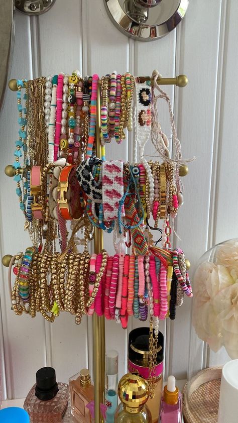 Hot Makeup Looks, Surfergirl Style, Preppy Jewelry, Hot Makeup, Wrist Jewelry, Jewelry Accessories Ideas, Makeup Styles, Summer Bracelets, Jewelry Essentials