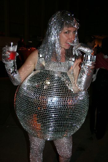 Diy Disco Ball, Disco Ball Mirror, Boogie Wonderland, Mom Costumes, Pregnancy Costumes, Pregnant Halloween Costumes, Disco Costume, Diy Kostüm, Pregnant Halloween