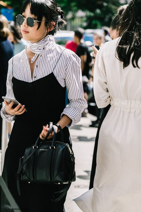 Casual Slip Dress Outfit, Shirt Under Dress, Slip Dress Outfit, Style Désinvolte Chic, Walking Down The Street, Best Summer Dresses, Nyfw Street Style, Looks Street Style, Popular Outfits