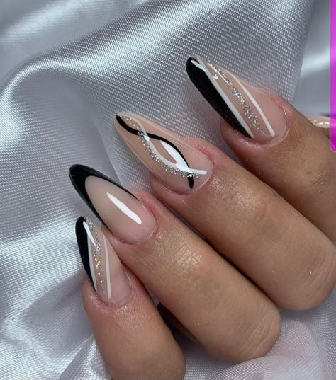 Black Almond Nails, Silver Nail Designs, Nagellack Trends, Simple Gel Nails, Almond Nails Designs, Black Nail Designs, White Nail, New Year's Nails, Best Acrylic Nails