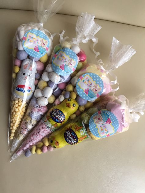 Easter sweet cones - 4 different versions Easter Hampers Ideas, Easter Cones Treats, Easter Candy Ideas For Kids Goodie Bags, Easter Treat Ideas To Sell, Easter Candy Bags Ideas, Easter Gift Bags For Kids, Easter Homemade Gifts, Easter Gift Bag Ideas, Easter Fair Ideas