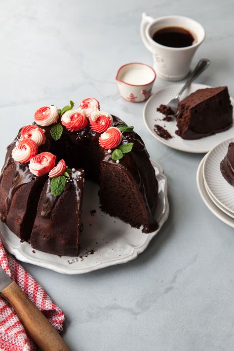 Chocolate Peppermint Bundt Cake — Style Sweet Bundt Cake With Flowers, Bundt Cake Decorating, Bundt Cake Decorating Ideas, Chocolate Peppermint Bundt Cake, Peppermint Bundt Cake, Drippy Cakes, Ganache Glaze, Fudge Chocolate, Peppermint Chocolate