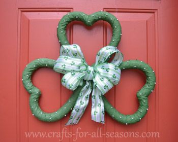 Crafts For All Seasons shares how to make this shamrock wreath to greet your guests with some Irish cheer this St. Patrick's Day. Shamrock Wreath, Shamrock Craft, Wreaths St Patricks, St Patricks Crafts, St Patrick's Day Decor, Penny Pincher, St Patrick's Day Decorations, St Patrick's Day Crafts, St Paddys Day