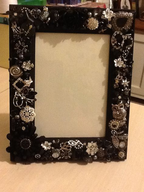 Upcycle Picture Frames Ideas, Decorated Picture Frames Diy, Mcbling Decor, Craft Picture Frames, Decorated Picture Frames, Decorated Frames, Picture Frame Ideas, Babysitting Crafts, Jeweled Picture Frame