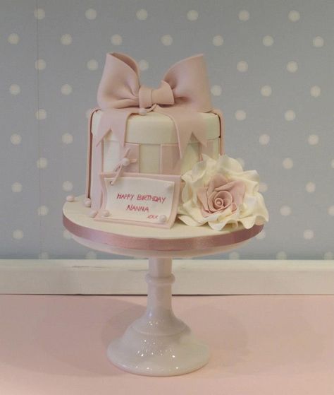 Zoe's Nanna's hatbox birthday cake www.vintagehousebakery.co.uk Birthday Cake Fondant Woman, Elegant Birthday Cakes For Women Classy, Classy Cakes Birthday For Women, Classy 21st Birthday Cake, Hat Box Cake, Chanel Birthday Cake, Birthday Cake For Women Simple, Box Cakes, Present Cake