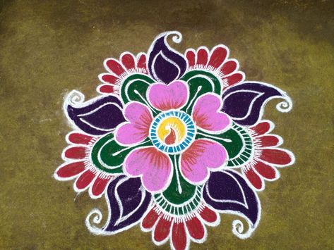 Muggu Designs With Colours, Latest Sankranti Muggulu, Rangoli Muggulu Designs, Ragoli Color Design 2023, Free Hand Rangoli Designs With Colours, Flower Rangoli Designs Simple, Mugullu Rangoli Designs, Paint Rangoli, Rangoli Designs Videos