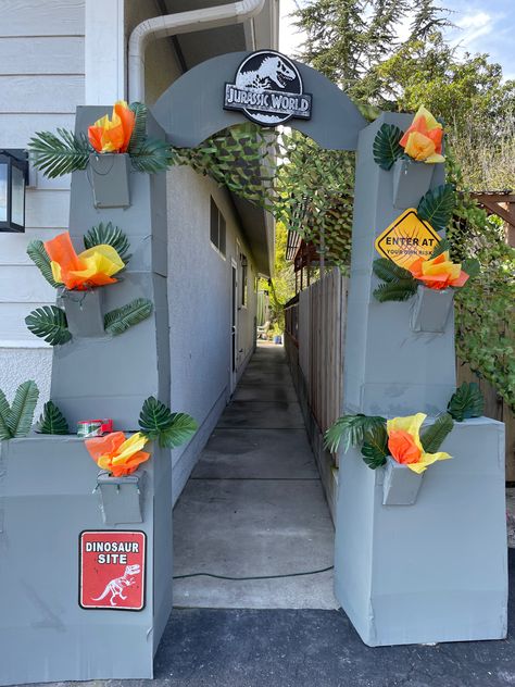 Jurassic Park Party Entrance, Lego Dinosaur Party, Dinosaur Pool Party, Milo Dinosaur, Dinosaur Birthday Party Food, Dinasour Birthday, Jurassic Park Birthday Party, Lego Dinosaur, Jurassic Park Party