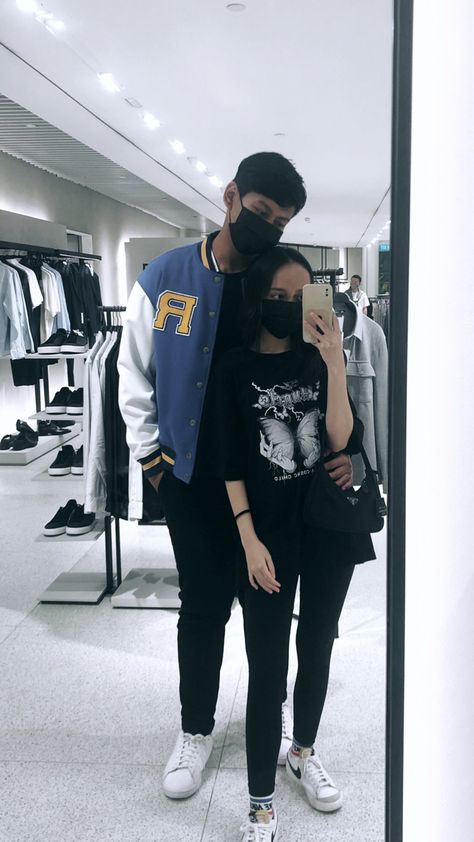 Couple Mirror Selfie Ideas, Mirror Selfie Couple, Fake Bf, Tall Boyfriend, Couples Hidden Face Pics, Couple Selfie, Face Pics, Couple Pic, Guy Best Friend