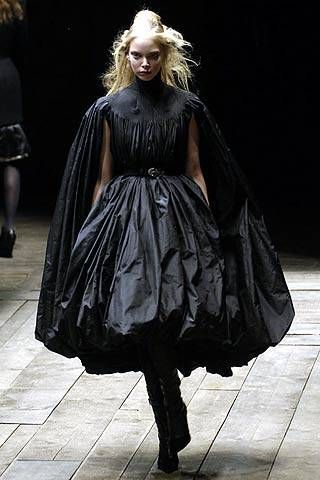 Alexander McQueen Fall 2006 Runway - Alexander McQueen Ready-To-Wear Collection Poofy Skirts, Yiqing Yin, Steampunk Inspiration, Gown Gold, Sculptural Fashion, Alexander Mcqueen Fashion, Mcqueen Fashion, Dark Fashion, Fashion History