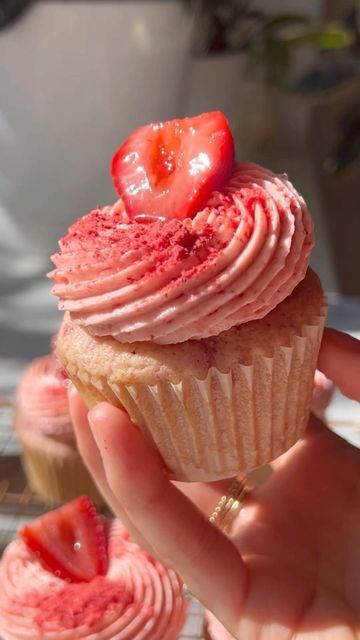 Jenna Barnard on Instagram: "ROASTED strawberry cupcakes are the only way to go! Roasting the strawberries beforehand helps release so much more flavor and sweetness. These cupcakes are so moist, so fruity, and topped with a delicious strawberry buttercream. All made with actual strawberries! No artificial colors or flavors here 🙅🏻‍♀️ full recipe is on my website! Or Google search “butternut bakery roasted strawberry cupcakes” #strawberrycake #strawberrycupcakes #cupcakelove" Strawberry Cupcakes Decoration, Jenna Barnard, Strawberry Cupcake Recipe, Strawberry Cupcake Recipes, Butternut Bakery, Strawberry Shortcake Cupcake, Roasted Strawberry, Baking Aesthetic, Food Reference